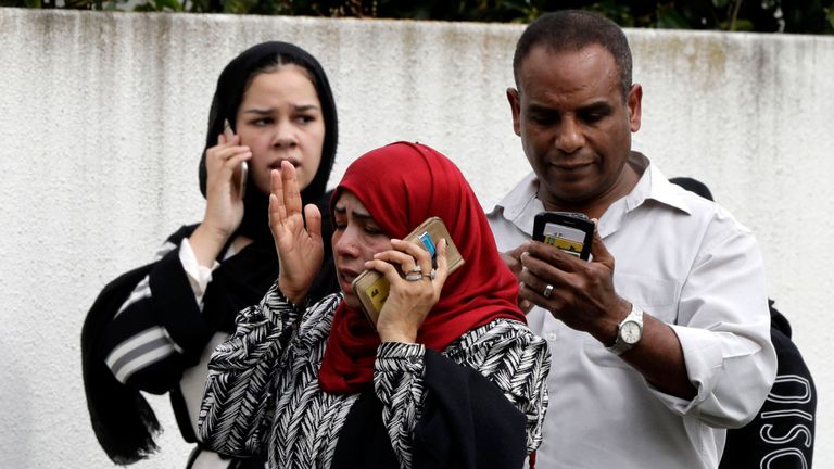 Les gens attendent à l'extérieur d'une mosquée dans le centre de Christchurch, en Nouvelle-Zélande