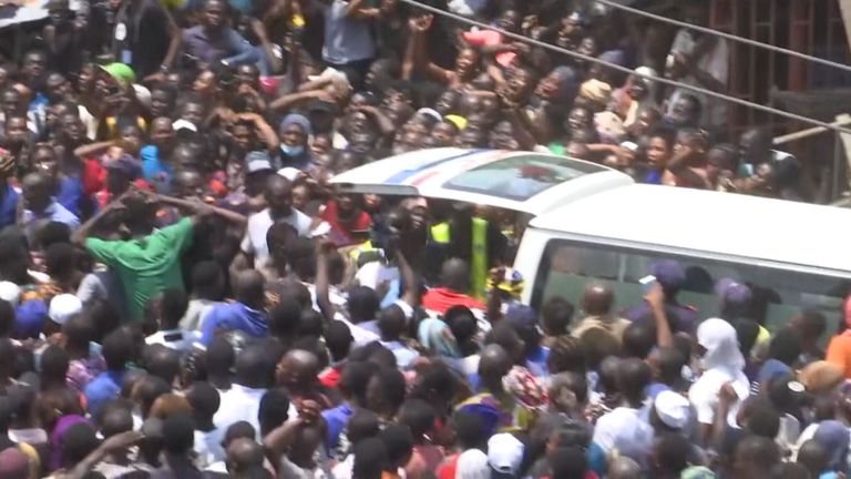 Une foule immense se rassemble alors qu'un enfant est emmené dans une ambulance