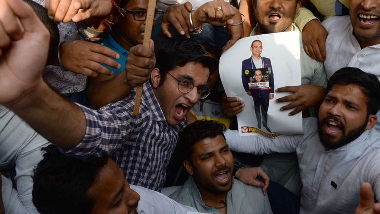 Des partisans du Parti du Congrès manifestent contre Nirav Modi et le ministre indien des Finances, Arun Jaitley 