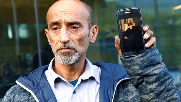 Omar Nabi parle aux médias de la perte de son père, Haji Daoud, lors des attentats à la mosquée, au tribunal de district de Christchurch, en Nouvelle-Zélande, le 16 mars 2019