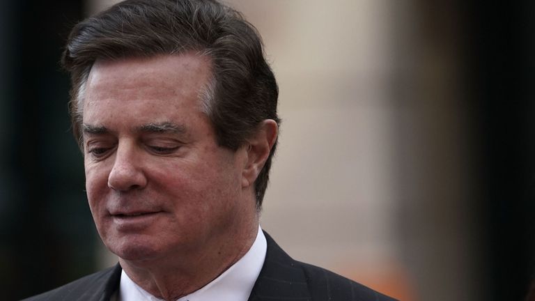 L'ancien responsable de la campagne Trump, Paul Manafort, quitte le palais de justice américain Albert V. Bryan après une audience de mise en accusation le 8 mars 2018 à Alexandria, en Virginie