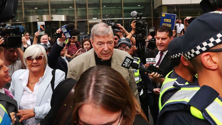 Le cardinal Pell quitte le tribunal après qu'il eut décidé que ses condamnations pour maltraitance d'enfants pourraient être rendues publiques