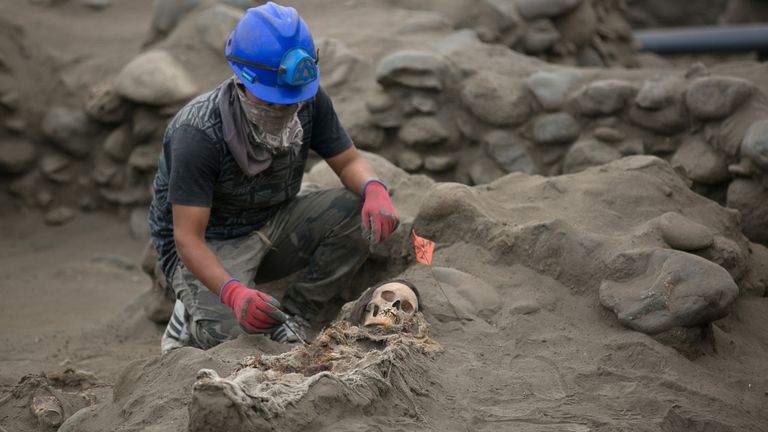 Des archéologues découvrent une fosse commune d'enfants et d'adultes de la culture chimu à Pampa La Cruz dans le district de Huanchaco à Trujillo, au Pérou, en juin 2018