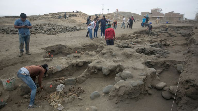 Des archéologues découvrent une fosse commune d'enfants et d'adultes de la culture chimu à Pampa La Cruz dans le district de Huanchaco à Trujillo, au Pérou, en juin 2018