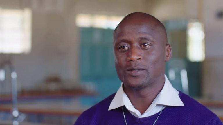 M. Tabichi a consacré son prix au dur labeur de ses étudiants. Pic: La Fondation Varkey