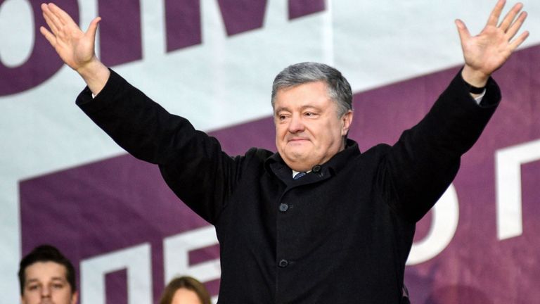 Le président Petro Porochenko accueille ses partisans lors d'un rassemblement de campagne dans la ville de Lviv, dans l'ouest du pays