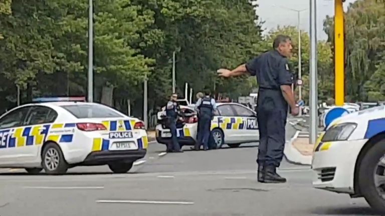 La police dirige la circulation à un carrefour après la fusillade
