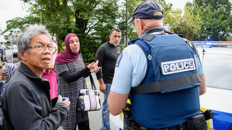 Des membres du public se sont rassemblés devant la mosquée Masjid Al Noor pendant qu'ils attendaient des informations sur leurs proches.