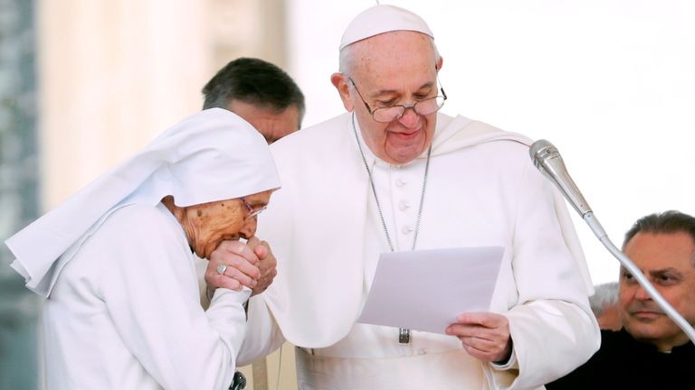Le pape François salue la sœur Maria Concetta Esu, une obstétricienne qui travaillait pour la mission en Afrique 