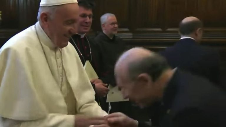Le pape François refuse de faire embrasser sa bague. (Vatican TV)