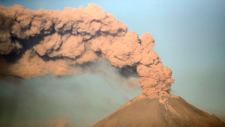 Le volcan Popocatepetl crache de la cendre