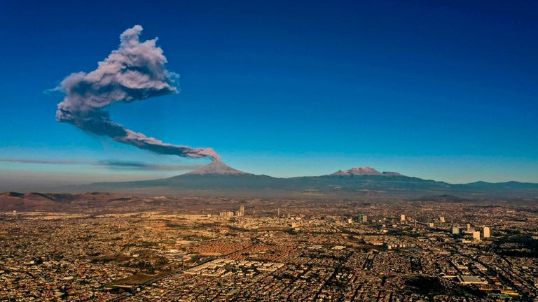 Le volcan Popocatepetl crache de la cendre