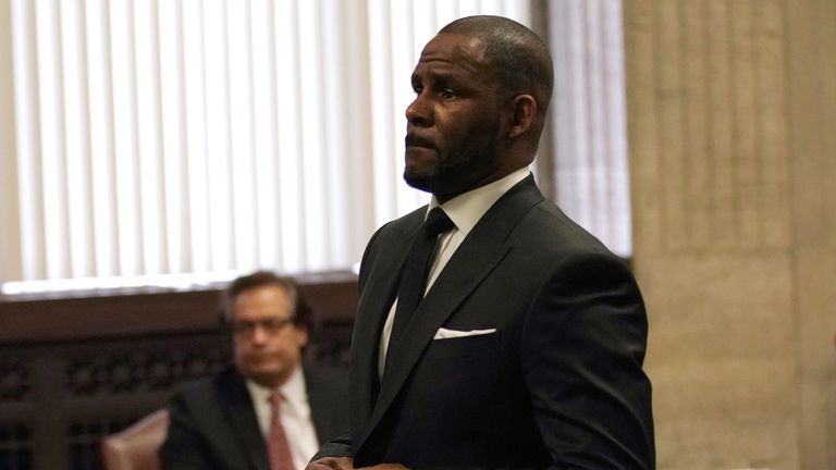 La chanteuse R Kelly comparaît devant le tribunal de Chicago