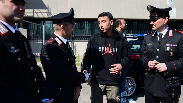 Ramy Shehata rencontre des policiers des carabiniers venus aider