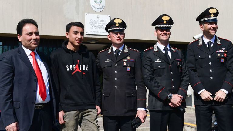 Ramy avec son père Khaled Shehata rencontrant certains des officiers