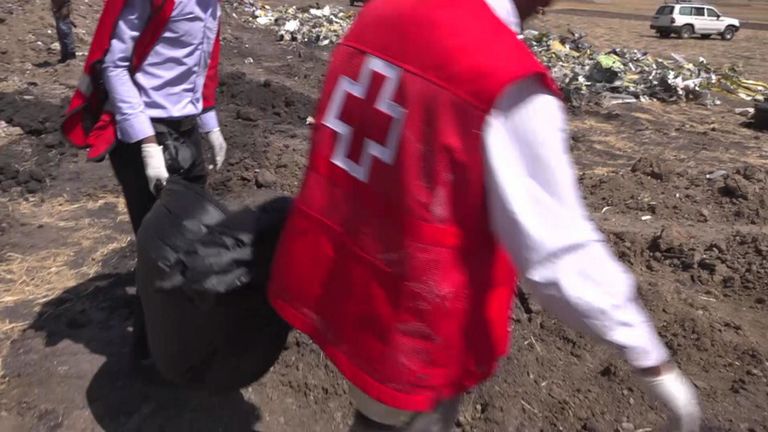 Des membres de la Croix-Rouge recherchent les passagers & # 39; restes