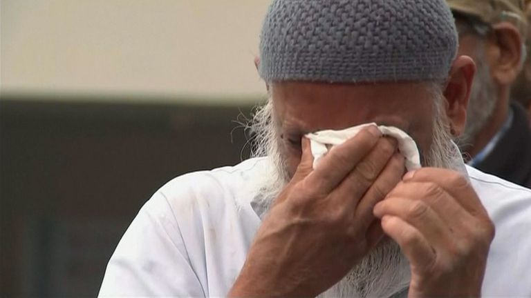 Un deuil s'effondre alors que Christchurch se souvient de ceux qui ont été tués lors des massacres