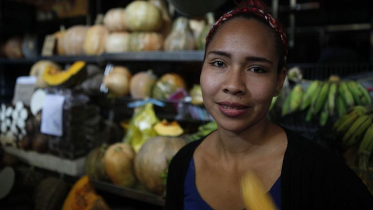 Rosa Gonzalez exploite un magasin de fruits à Caracas, au Venezuela. Elle donne la plupart de ses fruits car la coupure de courant signifie que ça ne dure pas longtemps.