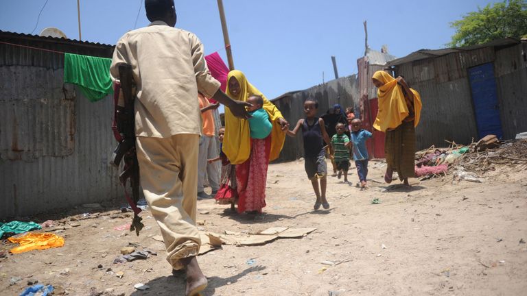 Des femmes et des enfants somaliens fuient la scène après deux explosions