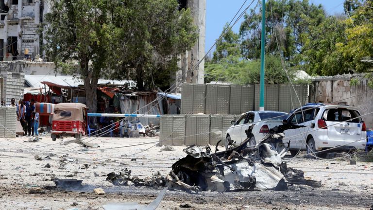 La scène après l'explosion près du bâtiment du gouvernement