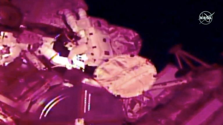 Les astronautes Nick Hague et Christina Koch flottent à l'extérieur de la Station spatiale internationale