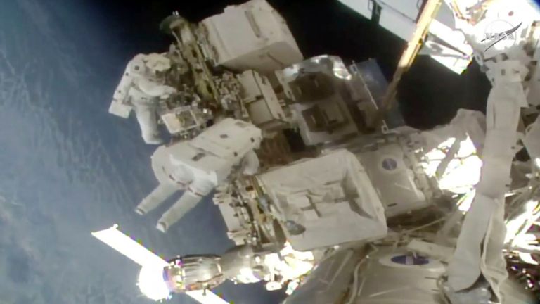 Les astronautes Nick Hague et Christina Koch flottent à l'extérieur de la Station spatiale internationale