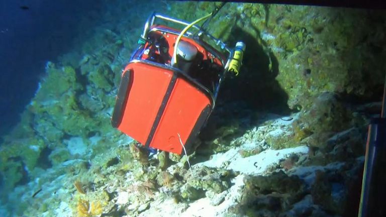 Des sauveteurs récupèrent un mini-sous-marin blessé au fond de l'océan Indien