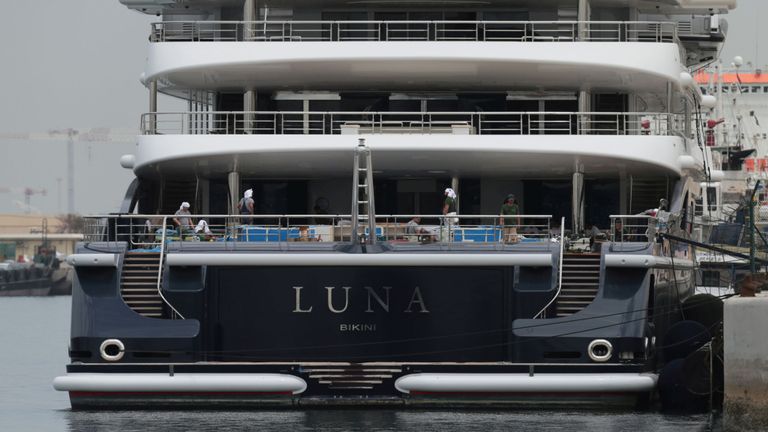 Le superyacht Luna du milliardaire russe Farkad Akhmedov est amarré à Port Rashid à Dubaï