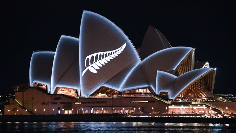 Le symbole national de la Nouvelle-Zélande est illuminé à l'Opéra de Sydney
