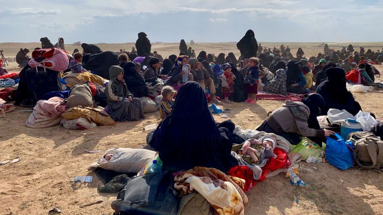 Des milliers de personnes quittent Baghouz en Syrie