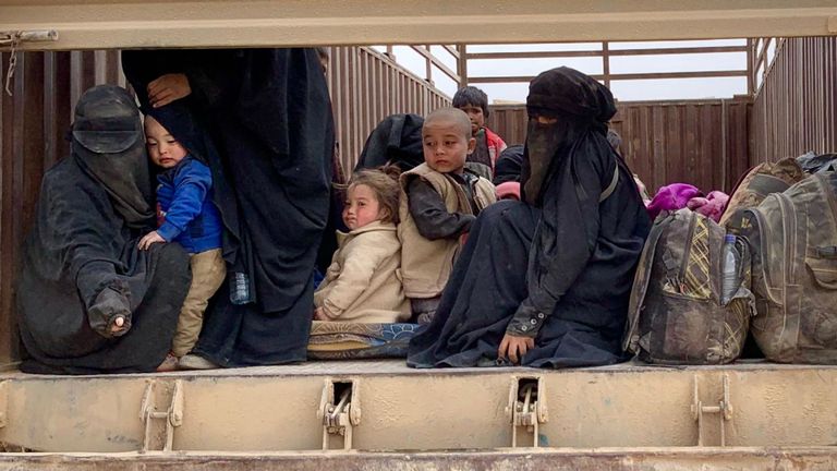 Les familles continuent de se disperser à Baghouz après avoir échappé aux combats à Raqqa et à Mossoul