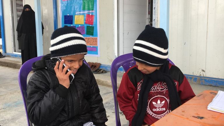 Les deux garçons parlent au téléphone à leur mère 