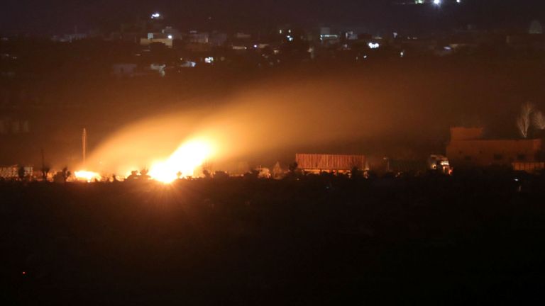 Incendie vu en provenance de Baghouz au milieu de violents combats impliquant des militants de l'EI