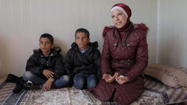 Rasha avec ses fils Yousef, 11 ans, et Mohammed, neuf ans, dans un camp de déplacés, au nord-est de la Syrie