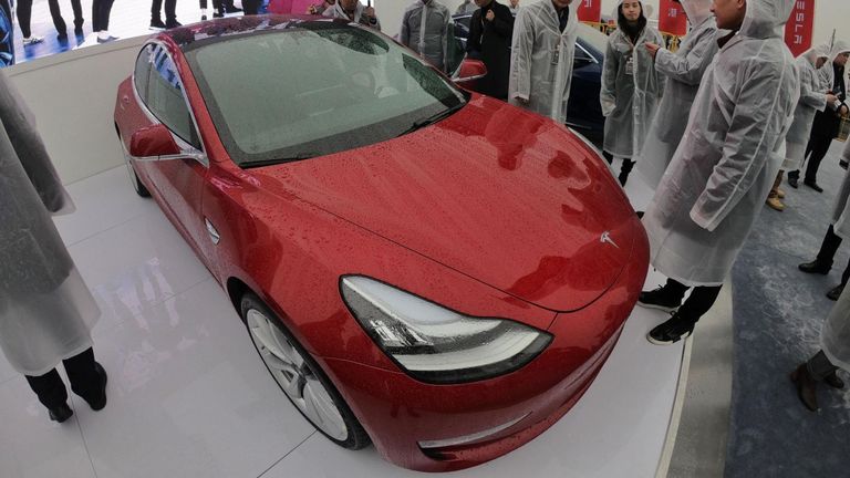 Le modèle 3 de Tesla peut parcourir 220 miles par charge 