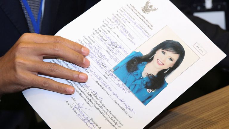 Le chef du parti Thai Raksa Chart, Preechapol Pongpanich, retient la candidature du candidat au poste de Premier ministre, la princesse Ubolratana Rajakanya, de Thaïlande, Sirivadhana Barnavadi
