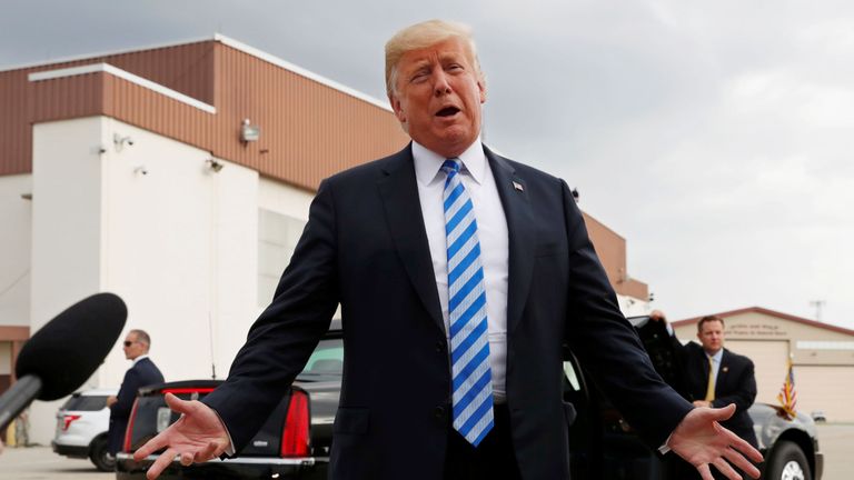 Le président Trump parle aux médias de la condamnation de Paul Manafort à son arrivée à Charleston, aux États-Unis