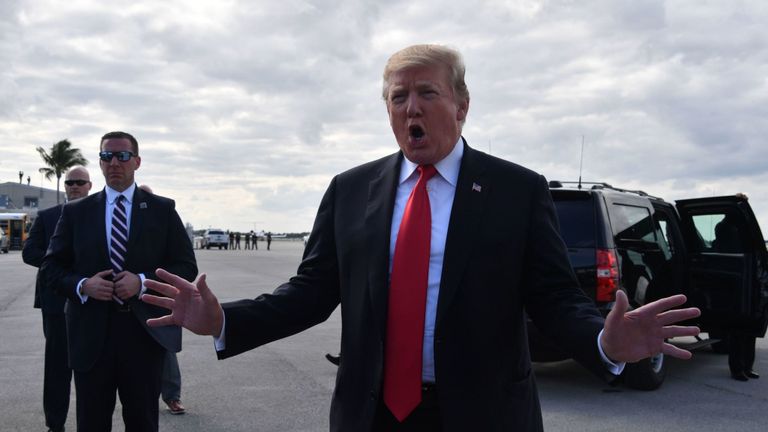 Le 24 mars 2019, le président des États-Unis, Donald Trump, s'exprimant devant l'aéroport international de Palm Beach, dans le comté de Palm Beach, en Floride, a déclaré qu'il avait été complètement exonéré après que sa campagne eut été débarrassée de sa connivence avec la Russie lors de la campagne électorale de 2016