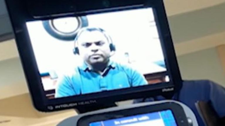 La patiente avait du mal à entendre ce que le médecin disait sur l'écran du robot. Pic: Famille Quintana / ABC News