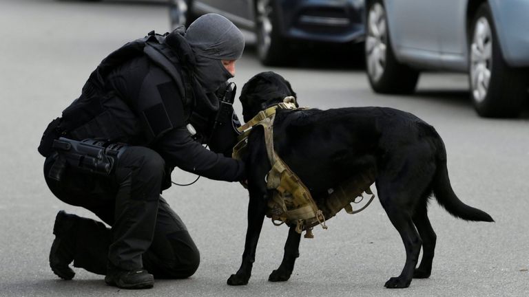 Un officier de police avec un chien d'assistance à Utrecht, aux Pays-Bas