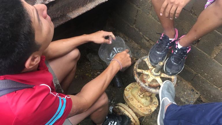 Les gens ramènent de l'eau à la maison sans en connaître les conséquences