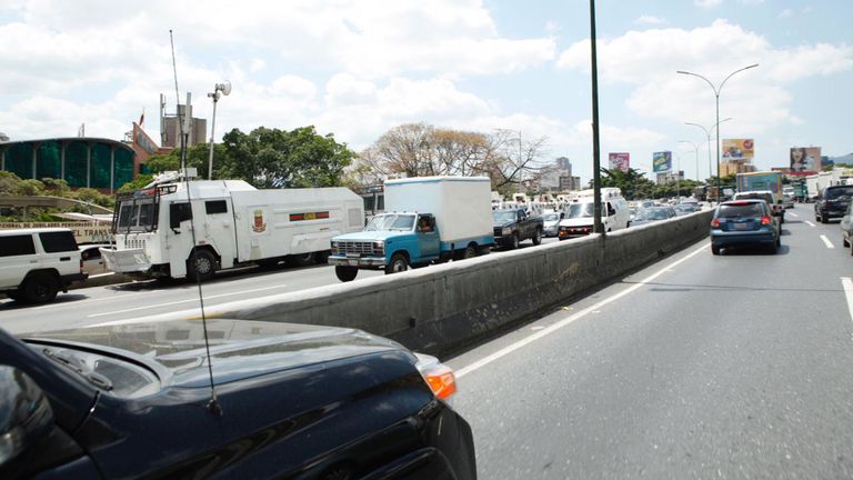 Autoroute remplie de véhicules de la garde nationale et de la police