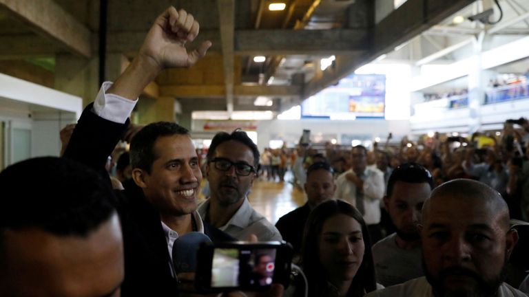 Le chef de l'opposition vénézuélienne Juan Guaido, que de nombreuses nations ont reconnu comme le souverain par intérim du pays, salue les supporters après son arrivée à l'aéroport international Simon Bolivar de Caracas (Venezuela) le 4 mars 2019