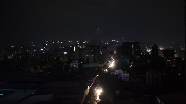 Il ne reste que quelques lumières dans la ville animée de deux millions