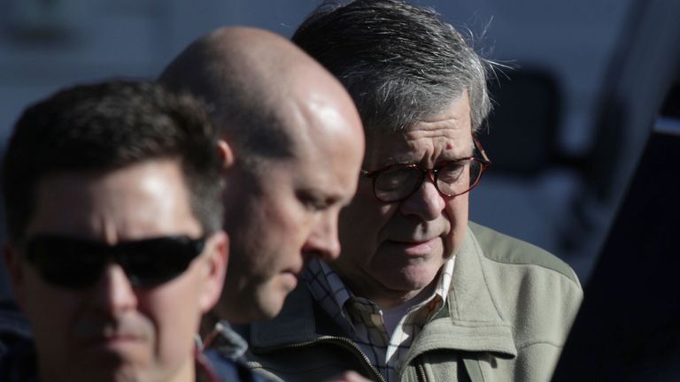 Le procureur général américain William Barr (D) quitte son domicile le 24 mars 2019 à McLean, en Virginie. Barr continue d'examiner le rapport de l'avocat spécial Robert Mueller sur une présumée ingérence russe lors de l'élection présidentielle de 2016