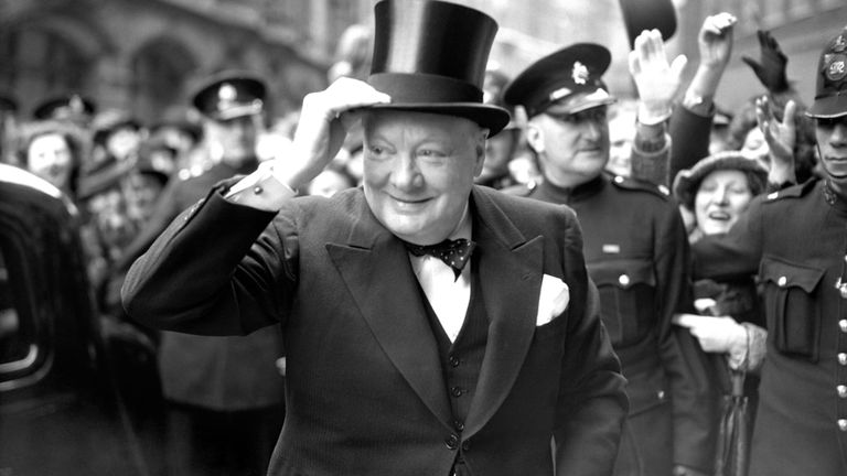 Winston Churchill arrive à Church House pour recevoir la liberté honorifique de la ville de Westminster en 1946