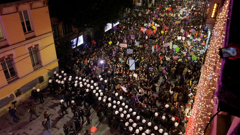 La police tente de disperser une marche marquant la Journée internationale des femmes à Istanbul, en Turquie, le 8 mars 2019