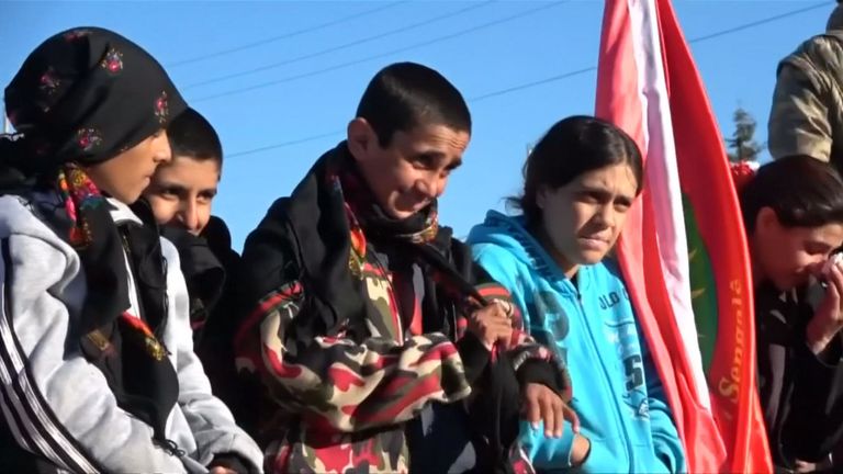 Quelques Yazidis qui se sont échappés de l'État islamique en Syrie après leur retour d'Irak