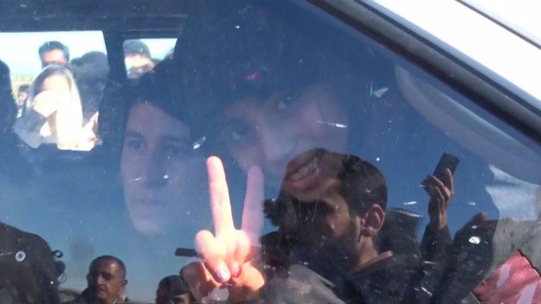 Un autre Yazidi fait un signe V