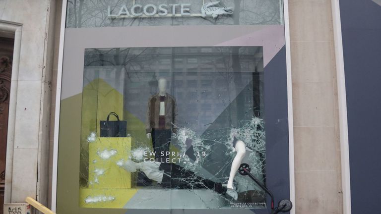 Un magasin Lacoste a cassé ses vitres lors des manifestations